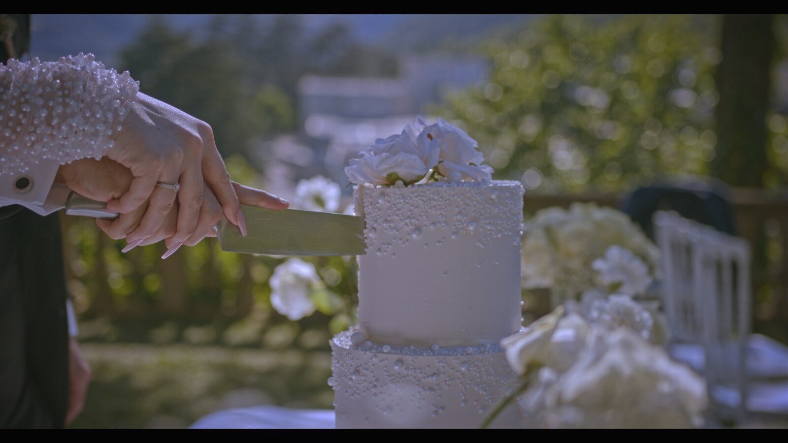 Les mariés coupant leur gâteau