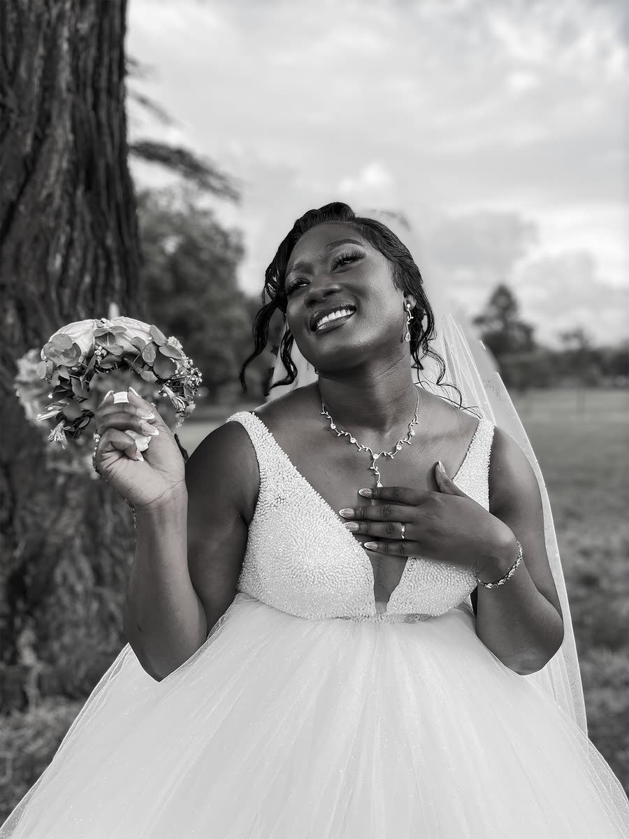 Mariée souriante avec son bouquet