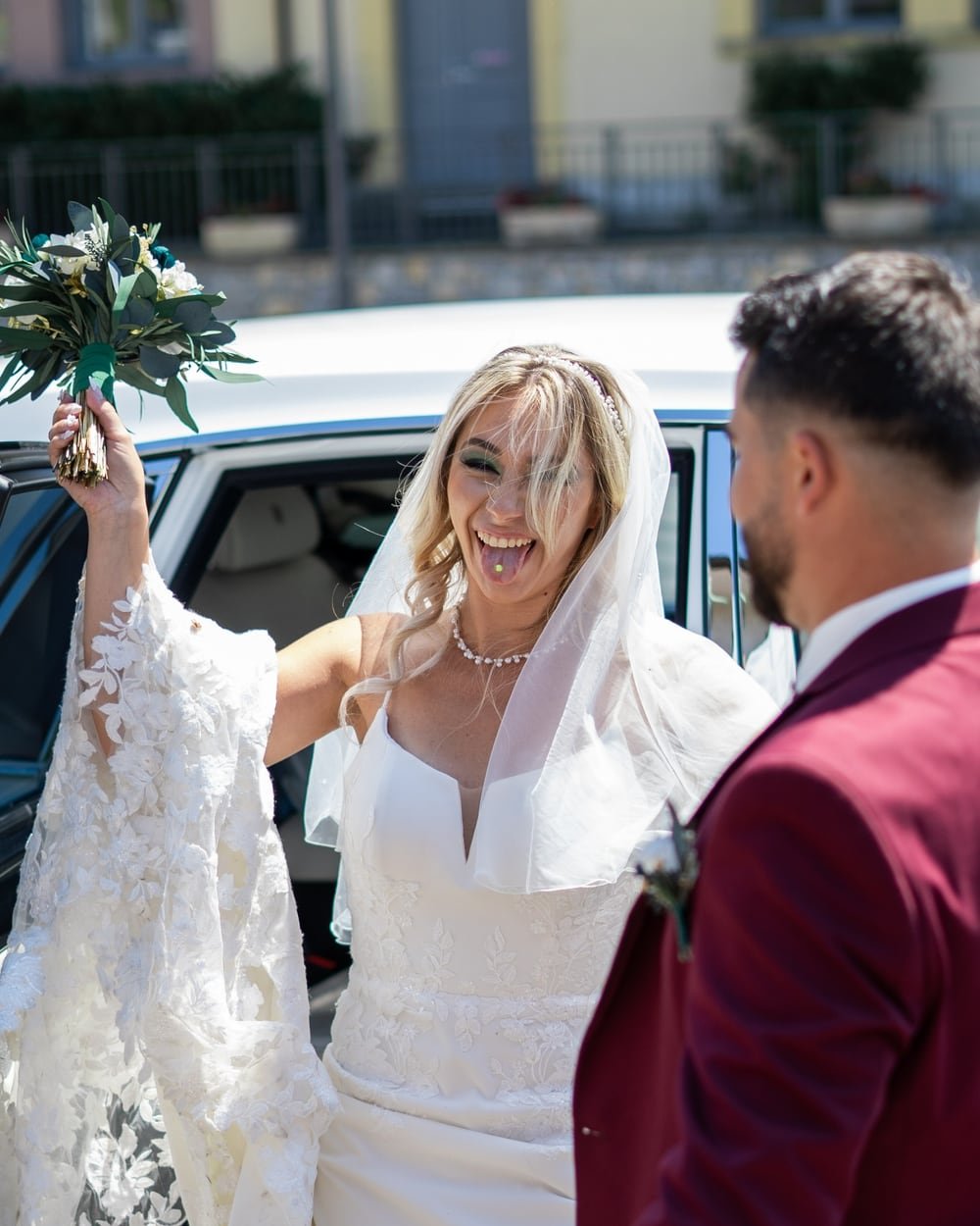 Mariée riant avec son bouquet